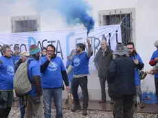 I manifestanti a Limana contro la nuova centralina