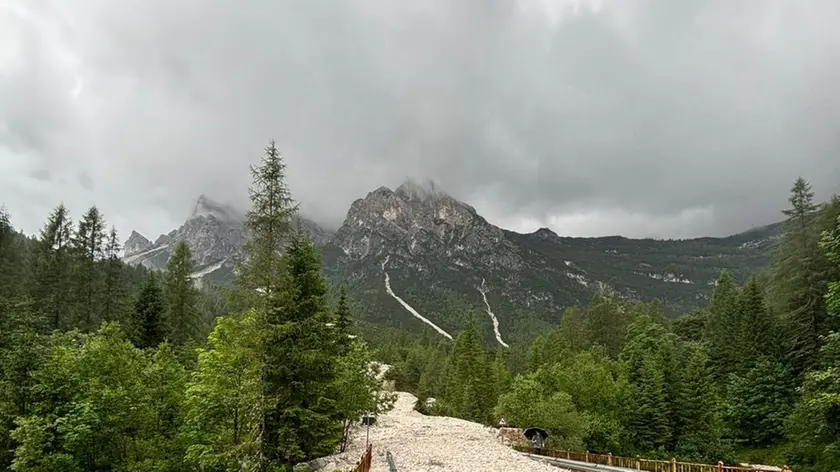 La colata detritica che ha invaso la Sp 347 del passo Duran in località Le Vare