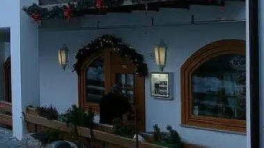 Una veduta di Arabba e il pub ristorante La Treina a Precumon tra i pochi locali aperti