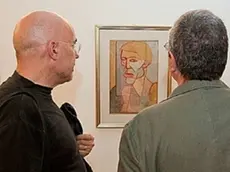 Alcuni visitatori presenti ieri pomeriggio all’inaugurazione mentre visitano l’esposizione di 160 opere realizzate dall’artista feltrino che resteranno in galleria Rizzarda fino alla fine di agosto