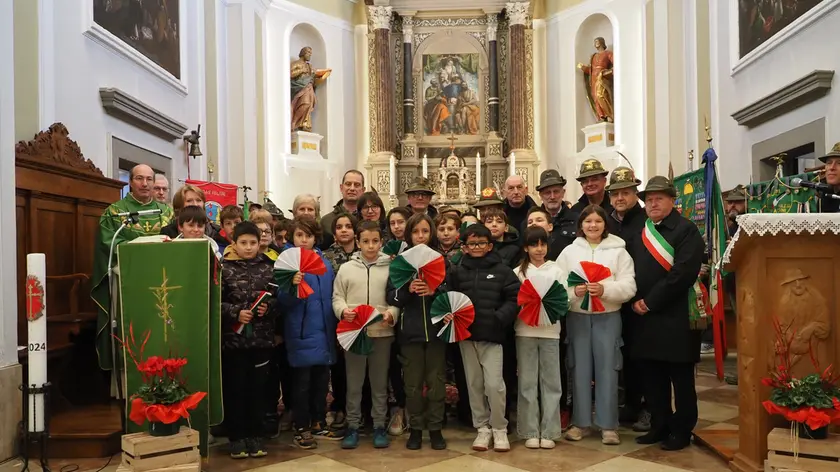 Gli alpini di Mugnai con i bimbi della scuola elementare