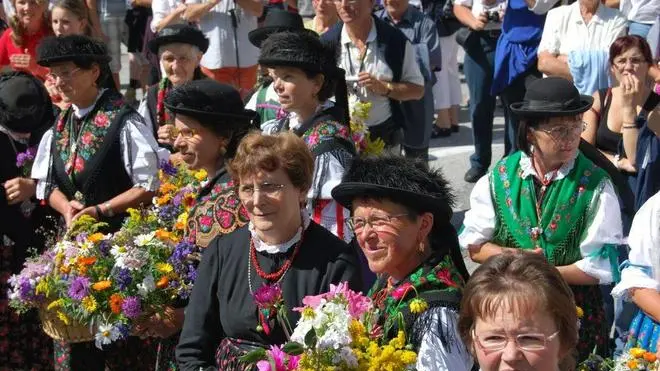 Donne fodome in costume ladino alla festa di Livinallongo SORATROI A PAGINA 10