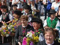 Donne fodome in costume ladino alla festa di Livinallongo SORATROI A PAGINA 10