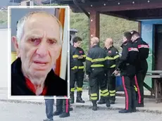 Antonio Salina, 85 anni, e alcuni uomini impegnati nelle ricerche