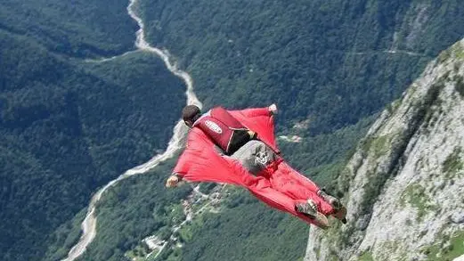 Un base jumper in volo in valle di San Lucano