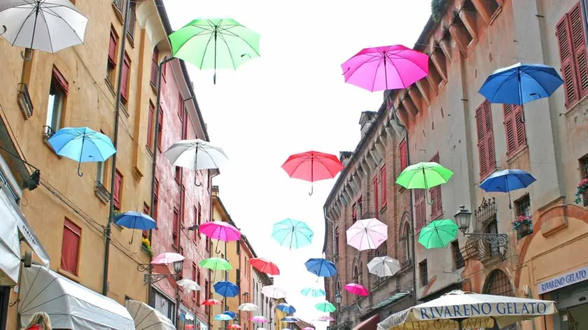 OMBRELLI COLORATI IN VIA MAZZINI