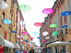 OMBRELLI COLORATI IN VIA MAZZINI
