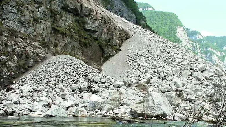 La frana già esistente nella Val Cortella sul torrente Vanoi a dimostrazione della fragilità del territorio