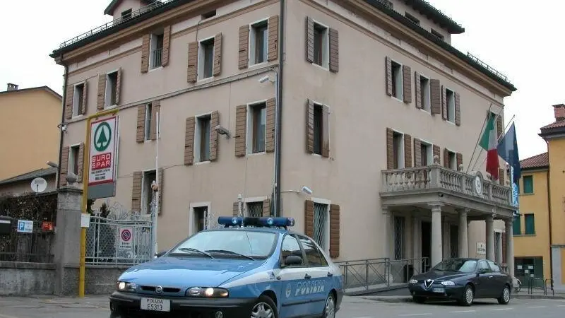 Una volante della polizia davanti alla questura di Belluno