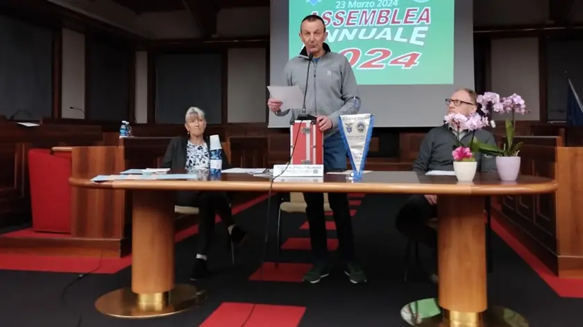 L'intervento di Dario Dell'Osbel, presidente uscente della sezione agordina del Cai, durante l'asseblea dei soci