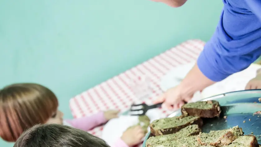 Bambini consumano un pasto a scuola