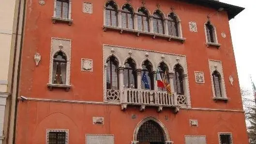 Palazzo Rosso Rimane incerta la situazione in maggioranza dopo il ritiro delle deleghe a Gidoni Malumore tra i dipendenti comunali per le indennita' negate