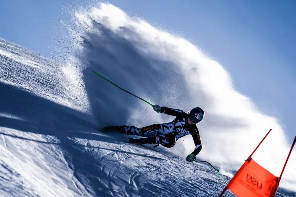 Ben due turni di allenamento in vista dei prossimi Mondiali di Courchevel mercoledì mattina 1 febbraio in Val di Fassa su LaVolata, Ski Area San Pellegrino, ormai riconosciuta come pista top della velocità mondiale. Allenamento prima di discesa alle prime luci dell’alba per le atlete norvegesi (Mowinckel e Kajsa Vickhoff Lie), insieme a loro le nostre Nadia e Nicol Delago e le statunitensi Breezy Johnson e Isabella Wright. A seguire, dopo la ritracciatura a cura dello staff tecnico italiano (presenti Gianluca Rulfi e Giovanni Feltrin), si sono presentate al cancelletto di partenza del tracciato di superG, Sofia Goggia, Mikaela Shiffrin e Alice Robinson. Una folla di fan appassionati ha atteso ad ogni giro queste tre regine dello sci alpino, che saranno sicuramente tra le protagoniste dei prossimi Campionati Mondiali nelle rispettive discipline. Grande entusiasmo come sempre per Sofia Goggia e anche per la regina incontrastata Mikaela Shiffrin. Giovedì continuano gli allenamenti sulle piste azzurre della Val di Fassa, con alcune velociste sempre su LaVolata, mentre altre atlete si alleneranno di gigante e speciale allo Ski Stadium a Pozza di Fassa. Foto di Ralf Brunel.