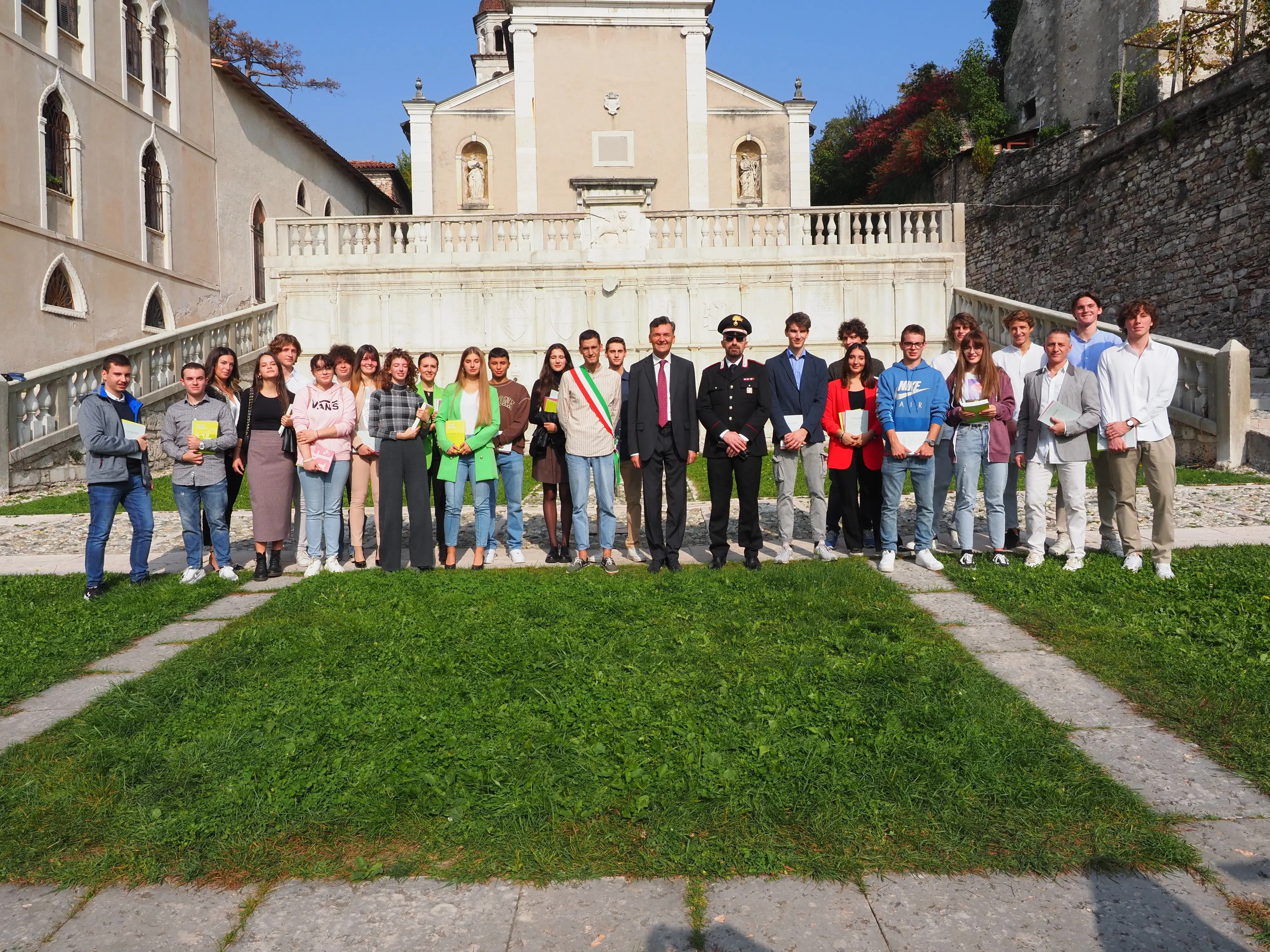 Piazza Maggiore a Feltre ha ospitato la consegna dei riconoscimenti della Famiglia Feltrina agli studenti diplomatisi con il massimo dei voti. La borsa di studio dedicata al medico Michele De Boni è stata conferita a Jessica Mocellin, mamma impegnata negli studi a Scienze infermieristiche