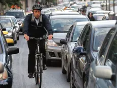 Una delle alternative all’auto è andare al lavoro in bicicletta