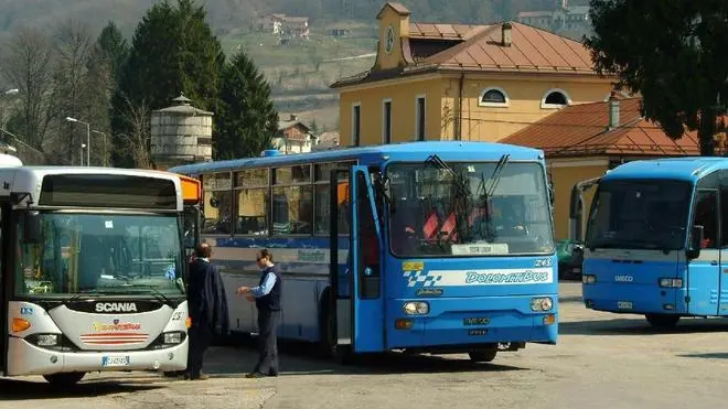 Feltre, stazione degli autobusI mezzi Dolomitibus parcheggiati alla stazione ferroviaria Domani si fermano i pullman della Dolomitibus