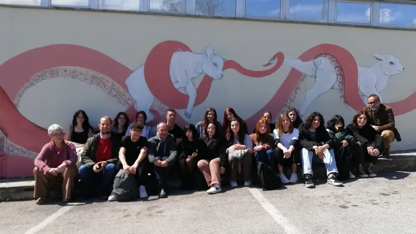 Gli studenti della 4F dell'istituto Catullo con presidi e docenti davanti a uno dei murales