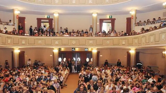 In teatro comunale premiazione del concorso per le scuole 'Lettura e pensiero' - Il Teatro Comunale di Belluno la cui gestione e' oggetto di un'aspra polemica