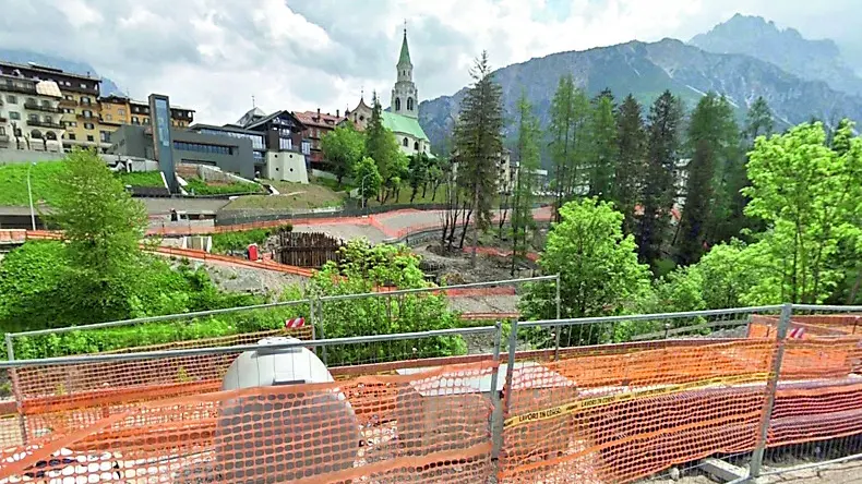 Via Lungoboite a Cortina durante i lavori per la realizzazione del nuovo ponte