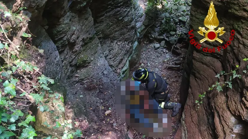 Il recupero dell'anziano precipitato nel burrone