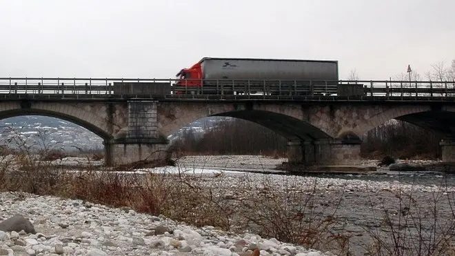 Un camion sul ponte di Bribano