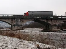 Un camion sul ponte di Bribano