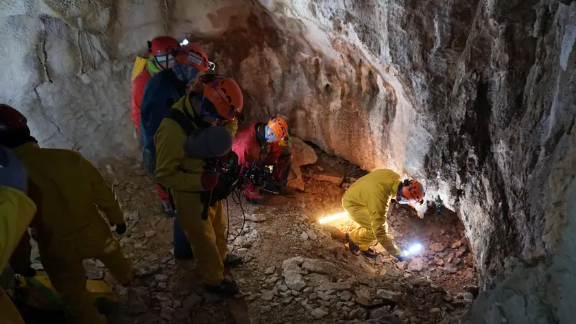 Il gruppo speleo del Cai di Feltre all’interno della grotta Isabella ai Piani Eterni