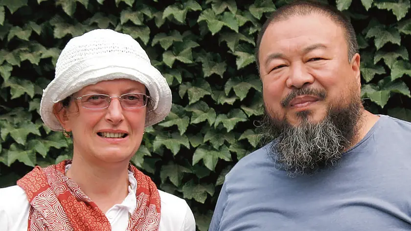 Paola Demattè con l'artista Ai Weiwei nel suo studio di Pechino