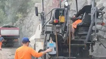 Un cantiere stradale per l’asfaltatura