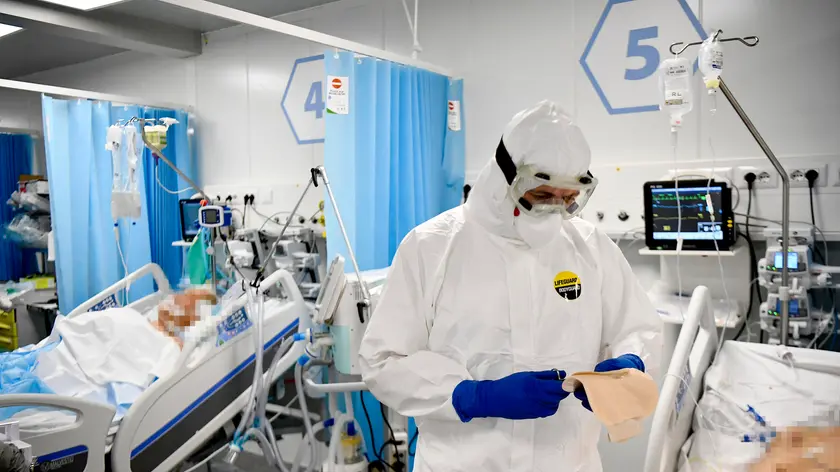 Medici ed infermieri al lavoro nei reparti di terapia intensiva dell' ospedale modulare Covid allestito nell'area dell' Ospedale del Mare, Napoli 20 ottobre 2020ANSA / CIRO FUSCO