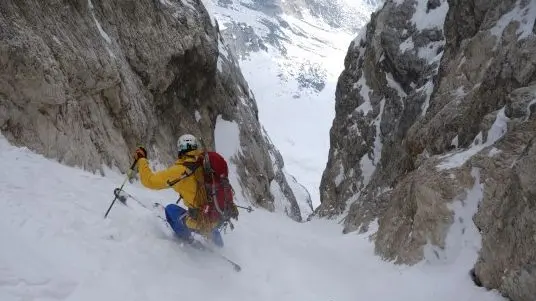 Uno scialpinista impegnato nella discesa del canalone Oppel