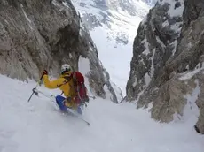 Uno scialpinista impegnato nella discesa del canalone Oppel