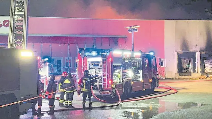I vigili del fuoco impegnati nello spegnimento del rogo all'esterno del capannone della Vena d'Oro