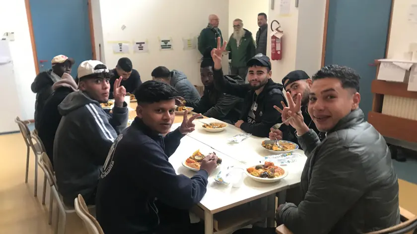 Il pranzo alle ex scuole di Cavassico dei profughi ospitati da Borgo Valbelluna