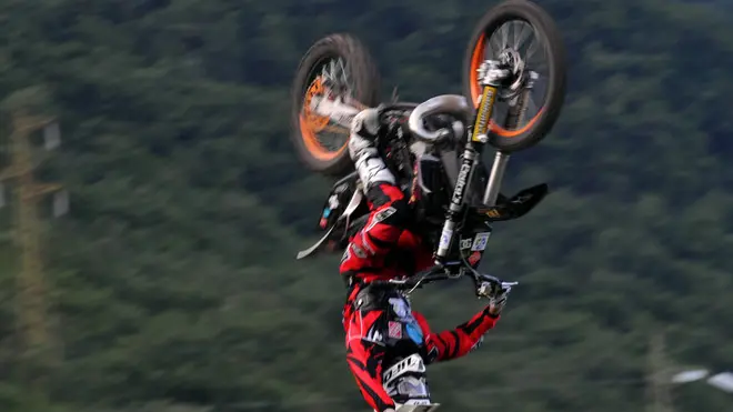 L'esibizione delle moto della scuderia di Dal Farra alla festa del Belluno Rugby