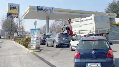 La coda di sabato mattina al distributore Eni in via Marisiga