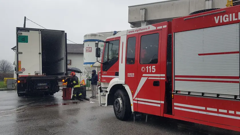 Il muletto a terra dietro il camion