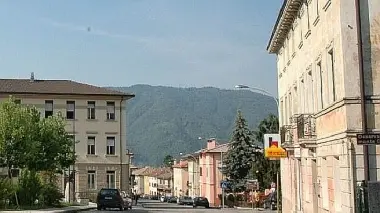 A sinistra il centro di Quero, a destra il sindaco di Segusino Guido Lio che ha fatto un appello a Quero e Vas per entrare nell’Unione
