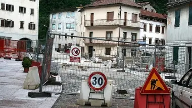 I lavori nella piazza di Castellavazzo non ancora conclusi