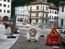 I lavori nella piazza di Castellavazzo non ancora conclusi