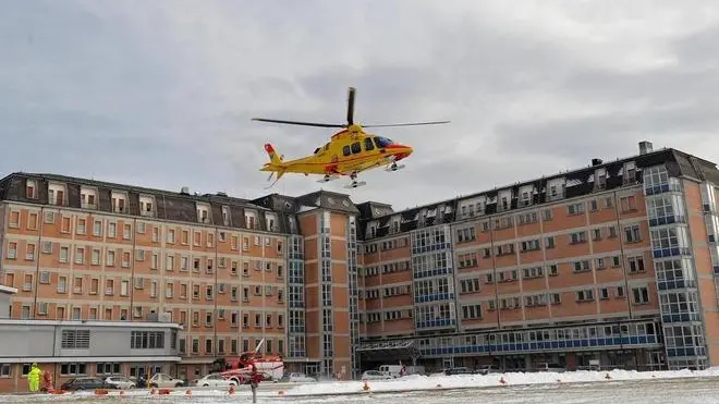 Belluno, 21 dicembre 2009. Un guasto alla centrale elettrica dell'ospedale San Martino provoca il blocco dell'impianto di riscaldamento. vengono trasferiti in altri ospedali i pazienti di alcune ali dell'edificio. i trasferimenti avvengono per mezzo di ambulanze ed elicotteriL'elicottero del Suem mentre trasporta i pazienti in altri ospedali