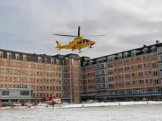 Belluno, 21 dicembre 2009. Un guasto alla centrale elettrica dell'ospedale San Martino provoca il blocco dell'impianto di riscaldamento. vengono trasferiti in altri ospedali i pazienti di alcune ali dell'edificio. i trasferimenti avvengono per mezzo di ambulanze ed elicotteriL'elicottero del Suem mentre trasporta i pazienti in altri ospedali