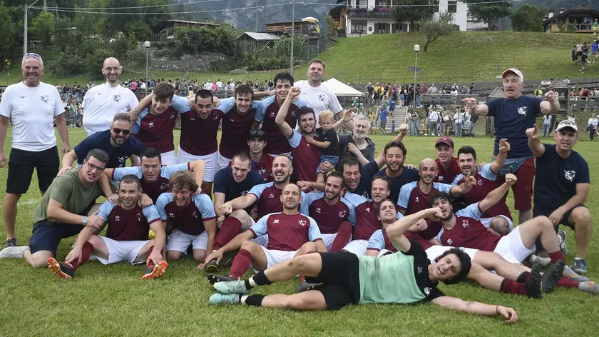 Il Caprile in festa dopo la vittoria del torneo agordino